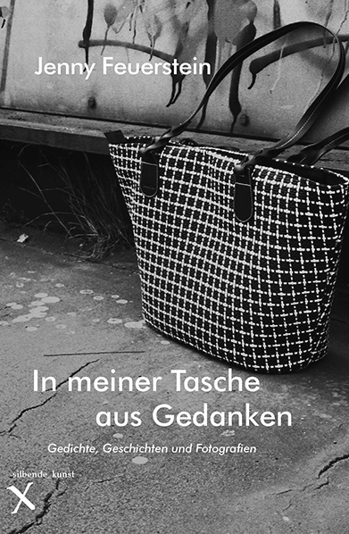 Zentrales Bildmotiv dieser Schwarzweißfotografie ist eine schwarzweiß karrierte Tasche mit weißem i-Linien-Muster, als ich-Linien zu lesen, die sich zu i-Quadraten/ich-Quadraten strukturieren. Die aufgenähten, schwarzen Enden der beiden Tragegriffe erinnern an die schwarzen Augen alter Trickfilmfiguren, die Tasche an ein Gesicht, ein gescanntes Ich, das Muster an einen Barcode. Im Hintergrund, einem verwitterten Asphaltweg und einer verwitterten Wand, finden sich die Proportionen und Kontraste der Tasche wieder. Tasche und Wegesrand bilden eine gemeinsame Flucht.